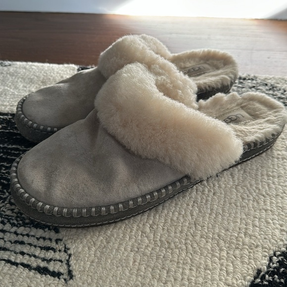 Ugg Aira slip on slippers size 9 - Picture 4 of 7